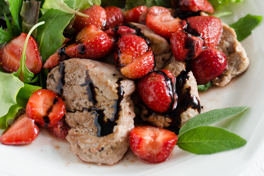 Grilled-Pork-Tenderloin-Salad-Strawberry-Vinaigrette